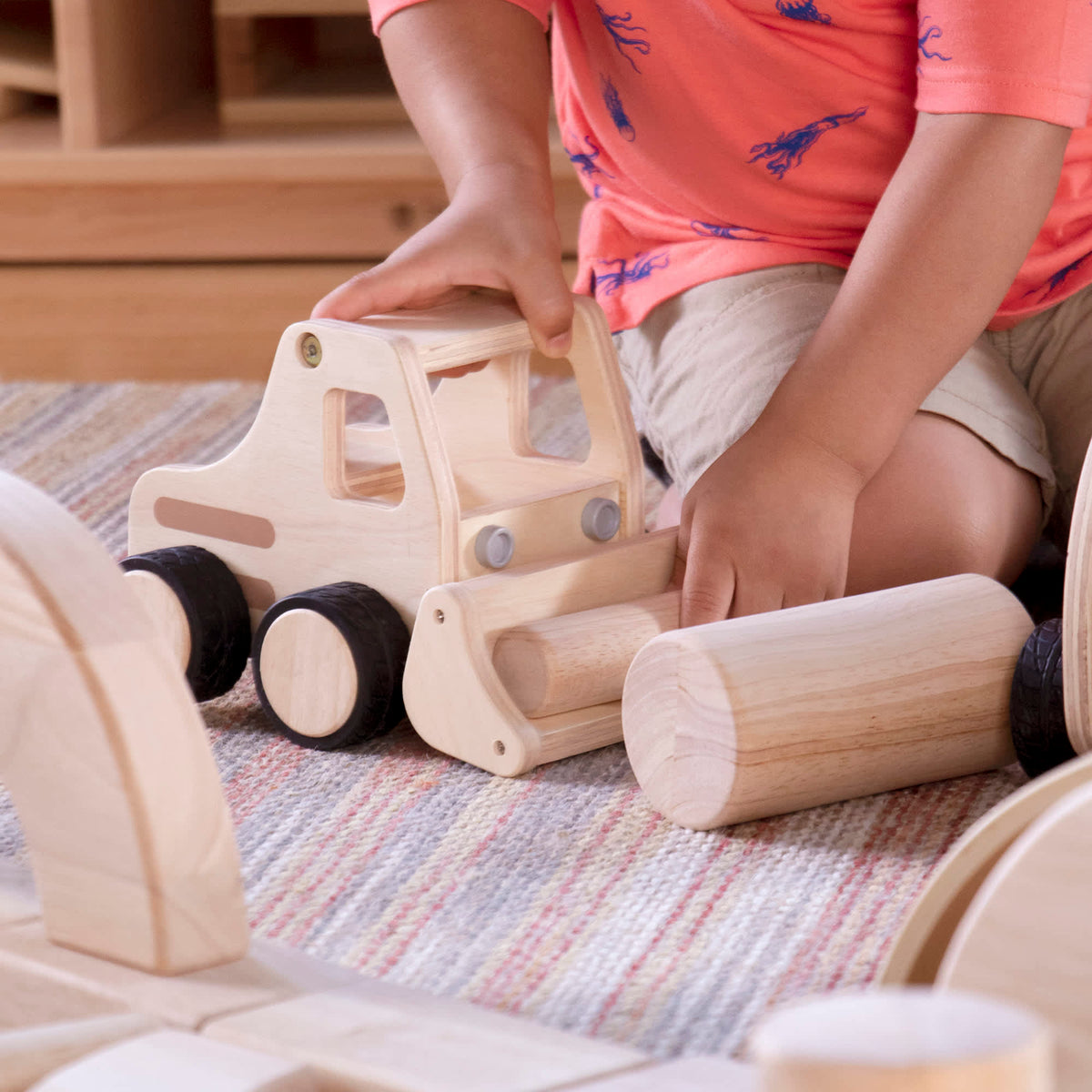 G6720 Wooden Front Loader Lifestyle1