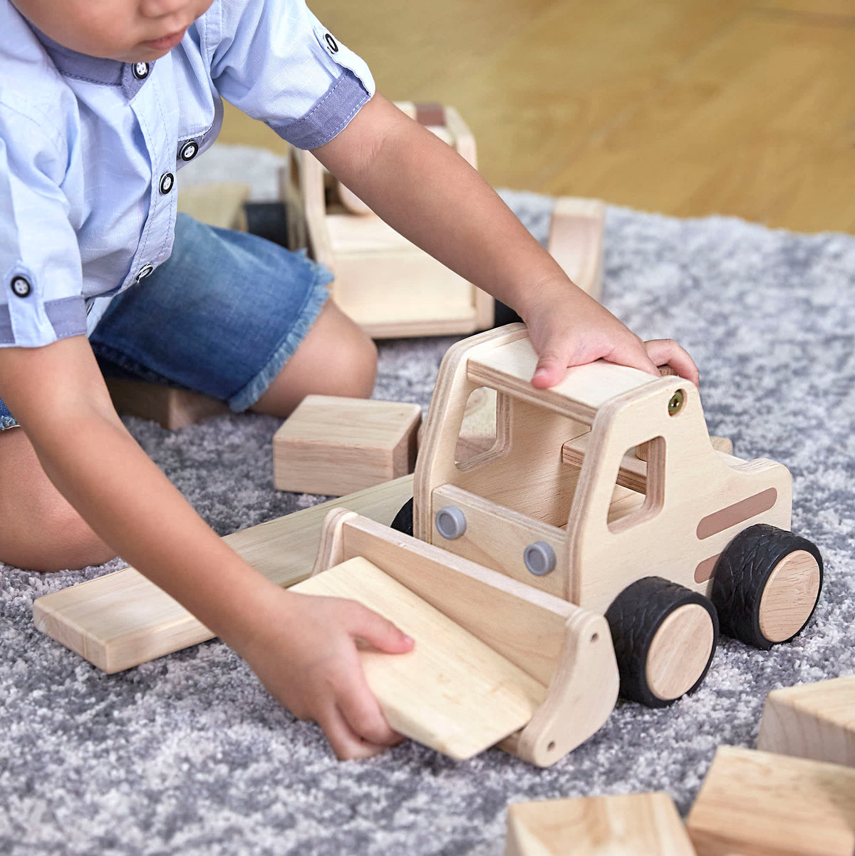 G6720 Wooden Front Loader Lifestyle2