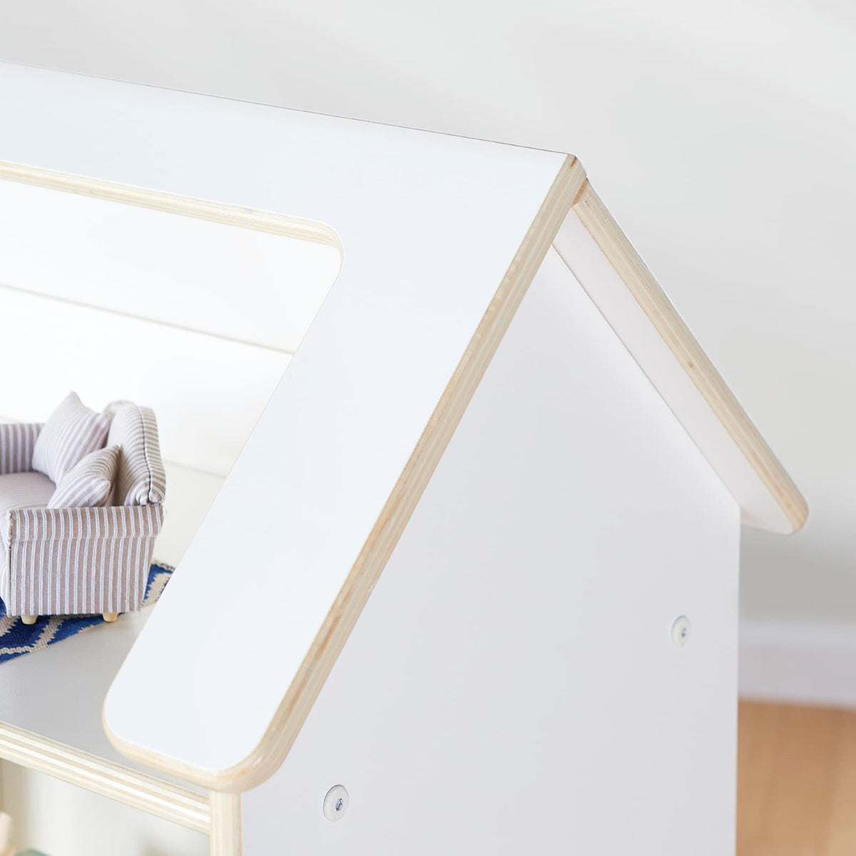 G80229 EdQ Dollhouse White Env Detail 2 | White
