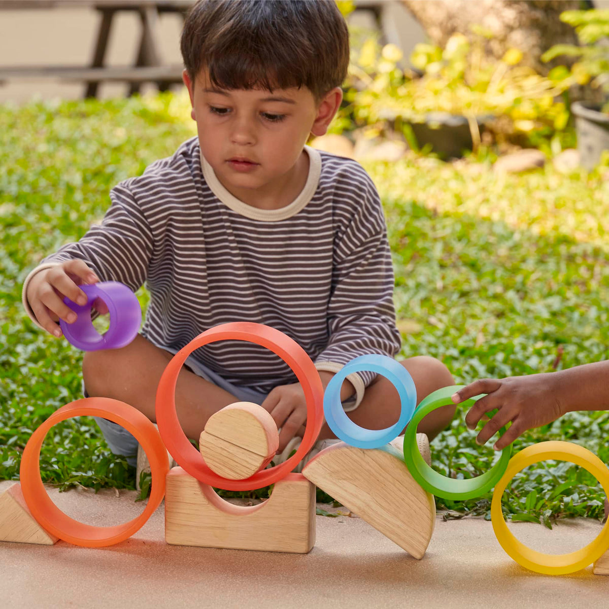 300618 Discovery Circles Rainbow Lifestyle 8 | Multicolor